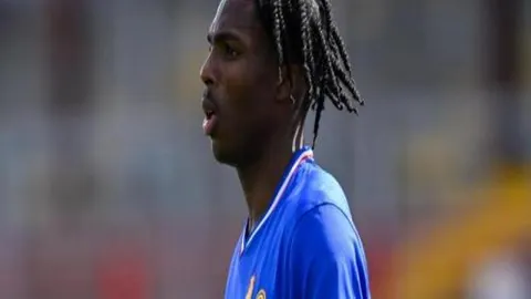 “官方：阿森纳向拉亚报价2000万镑转会费，另含300万镑浮动奖金！”